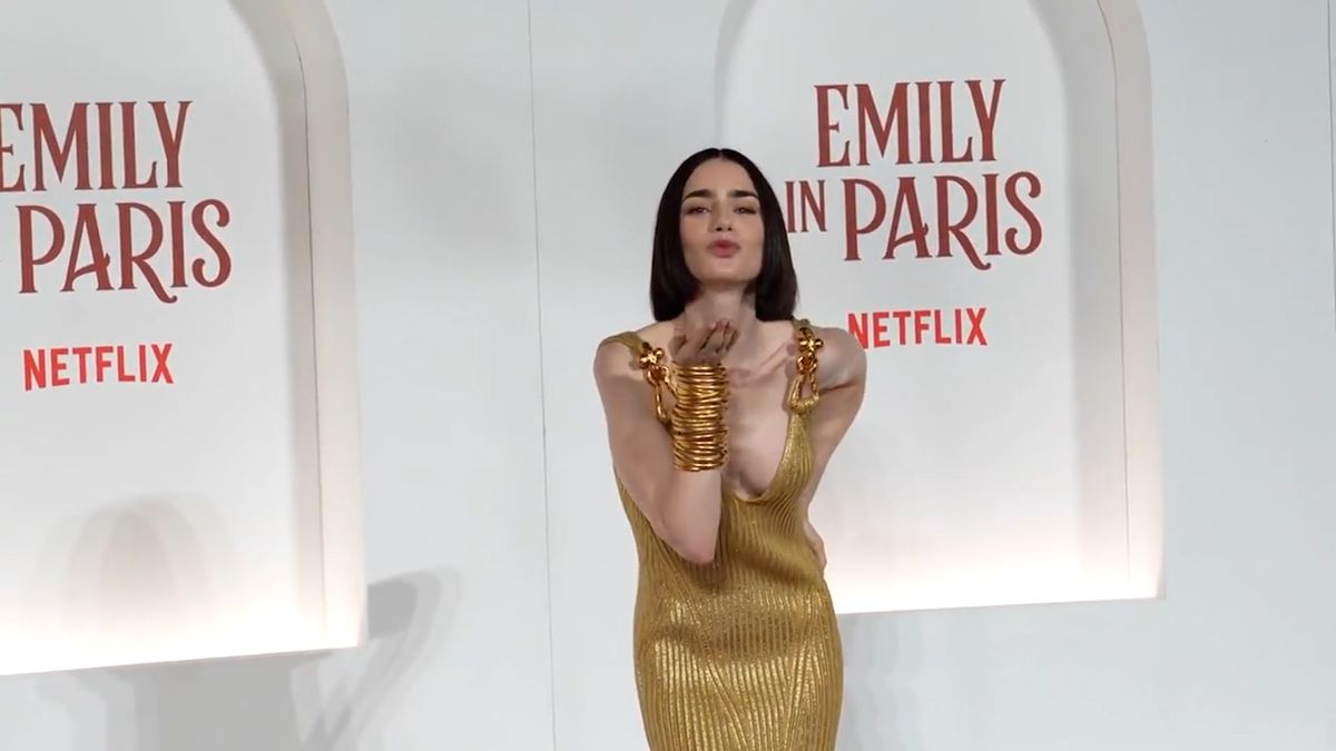 Široké výstřihy, šmrnc, zlato a elegance. Na premiéru druhé části řady se celá parta Emily in Paris pořádně vyparádila