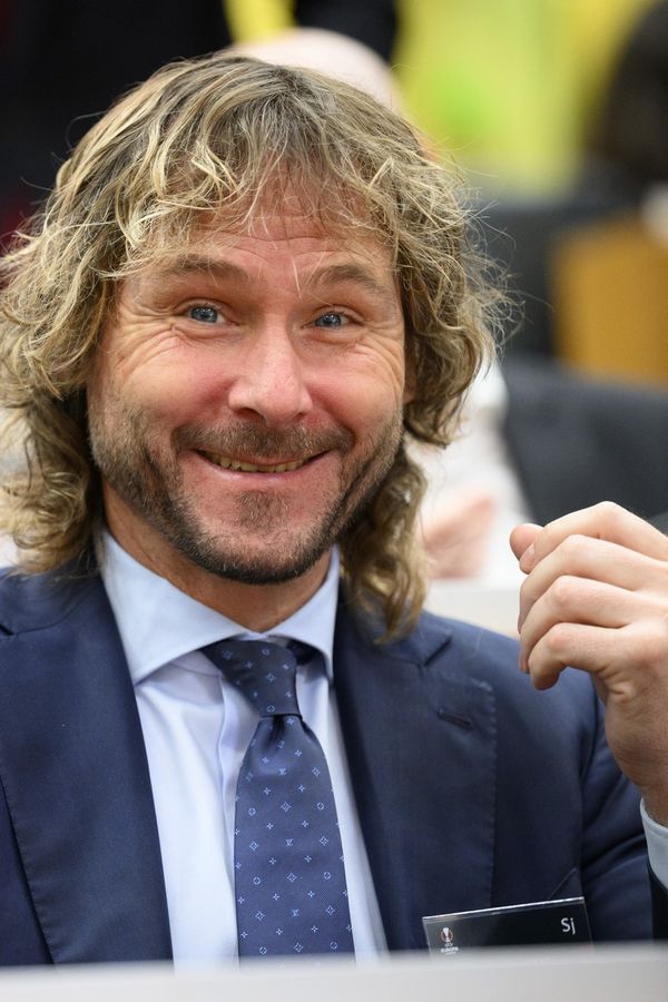 Skoro jak Burešová a Sagan. Pavel Nedvěd se v centru Prahy tulil k neznámé ženě. Podivné vysvětlení i reakce Dary Rolins - fotka 1/1