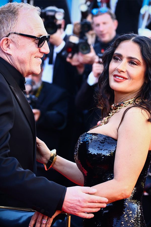 Salma Hayek ohromila Cannes snad ještě bujnějším dekoltem než jindy. Její manžel z ní nemohl spustit oči ani ruce - fotka 1/1