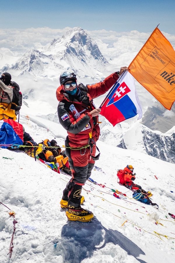 Zrzka ze Soudkyně Barbary zveřejnila foto z vrcholu Mount Everestu, který zdolala teprve jako 10. žena světa bez kyslíku - fotka 1/1