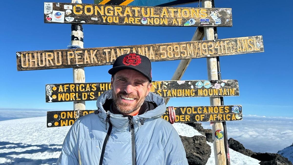 Leoš Mareš vylezl se synem na nejvyšší horu Afriky Kilimandžáro.  Bolest hlavy, vyčerpání i dojemný vzkaz osudovým ženám
