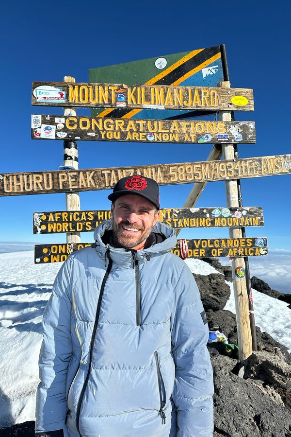 Leoš Mareš vylezl se synem na nejvyšší horu Afriky Kilimandžáro.  Bolest hlavy, vyčerpání i dojemný vzkaz osudovým ženám - fotka 1/1