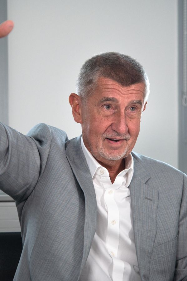 Andrej Babiš pozdravil z jachty poblíž ikonické řecké pláže: Nechyběl vrak ani luxusní plavky. Byly v akci, hájil se - fotka 1/1
