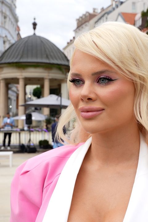 Česká Barbie vystavila ve Varech své silikonové desítky: První večer byla k nepoznání