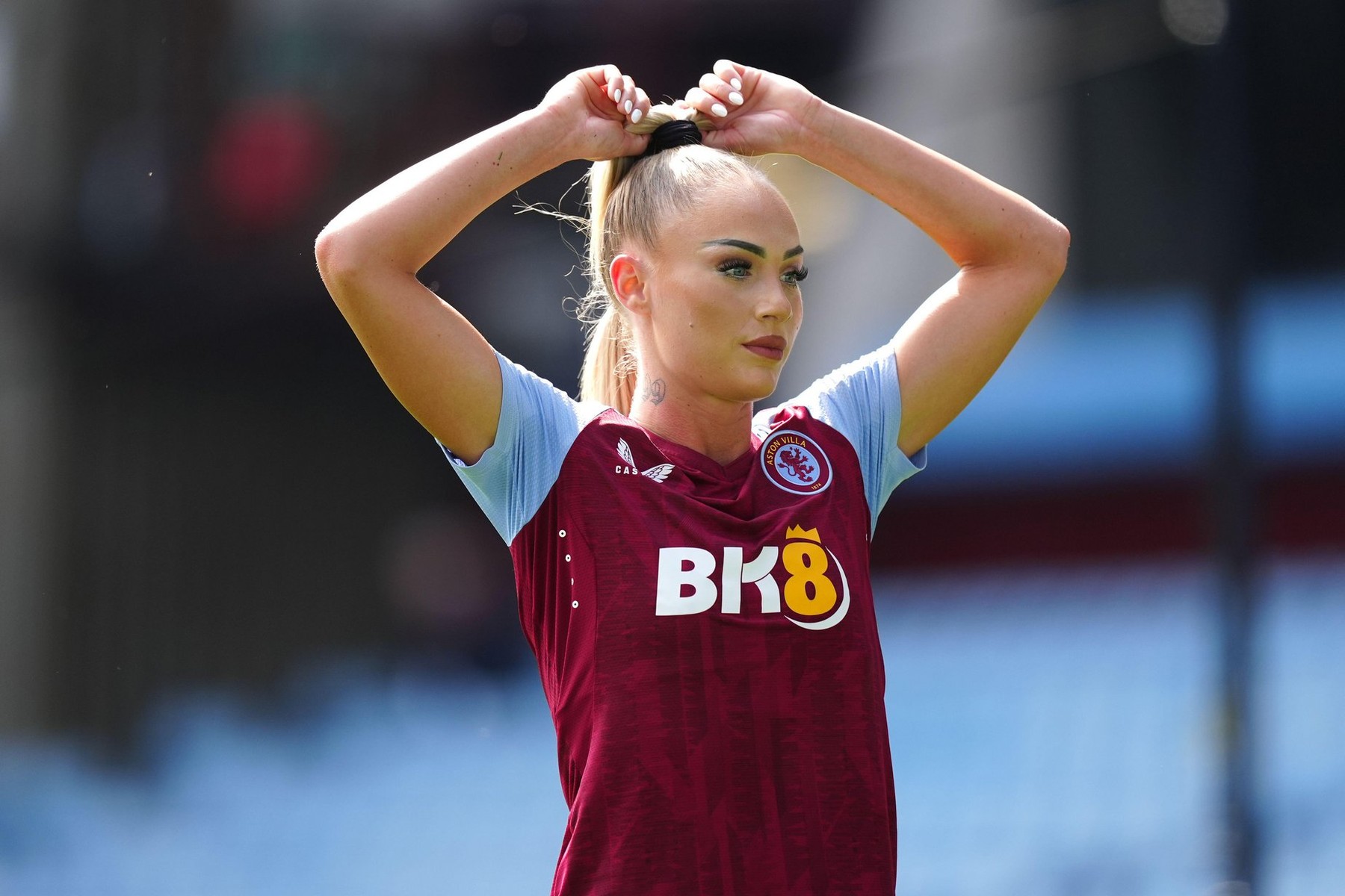 Maximálně využívá svůj talent a není to fotbal. Nejkrásnější hráčka světa trénovala jen v bikinách, okouzlila pozadím