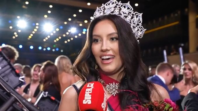 Předloni neuspěla, letos se raduje z korunky: Ohnivá tmavovláska srovnala dvě finále Miss