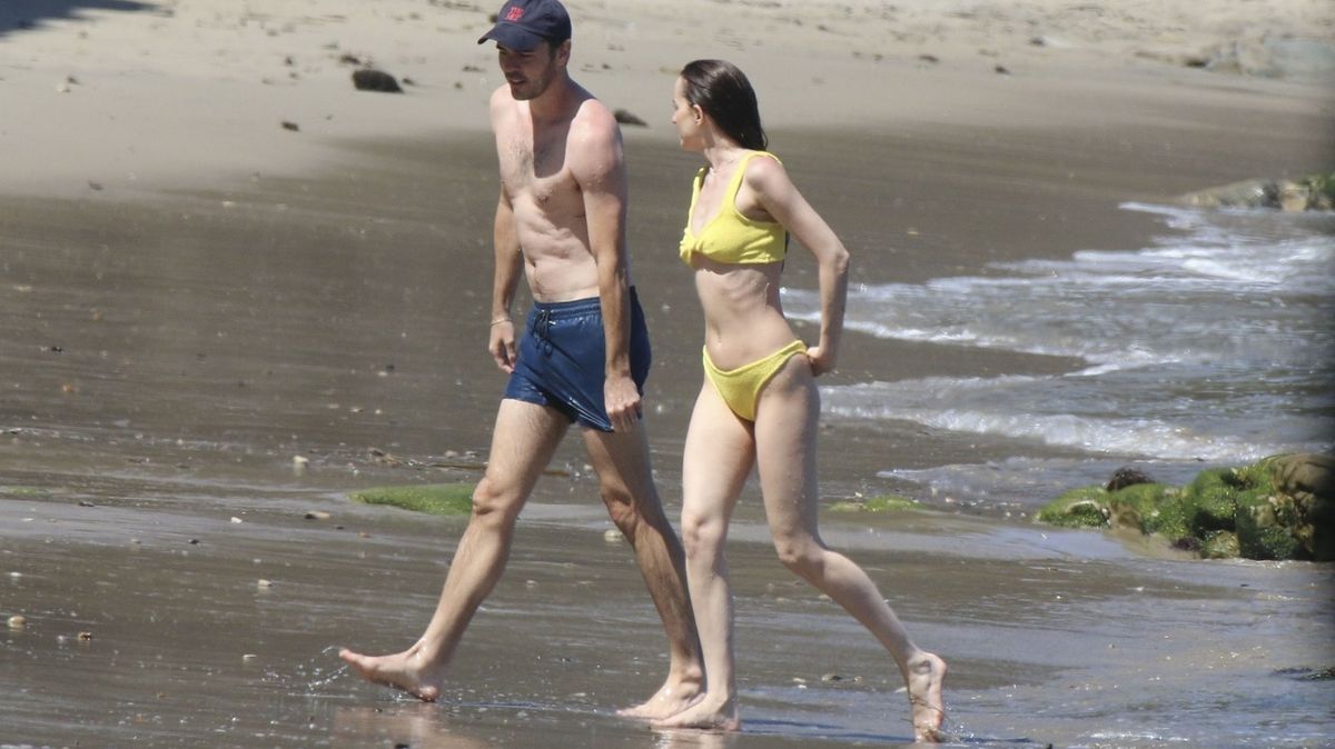 Hvězda Padesáti odstínů není na pláži za šedou myš, ale za kanárka. Postavu má Dakota Johnson pořád parádní