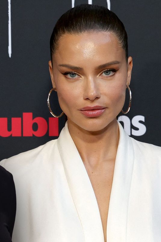 Podlehla Adriana Lima tlaku hejtrů? Kypré tvary jsou pryč. Na premiéru dorazila výrazně pohublá a vyhlazená - fotka 1/1