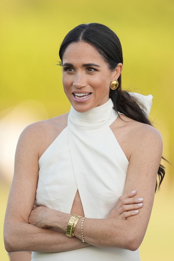 Příliš velké, zmačkané, dlouhé. Meghan Markle se objevila na velké události, její model ale u lidí zcela pohořel - fotka 1/1