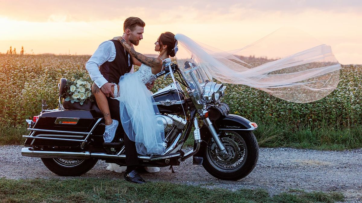 Po dvou měsících se pochlubil netradičními svatebními fotkami: Potetovaného zpěváka si jeho nevěsta osedlala na motorce