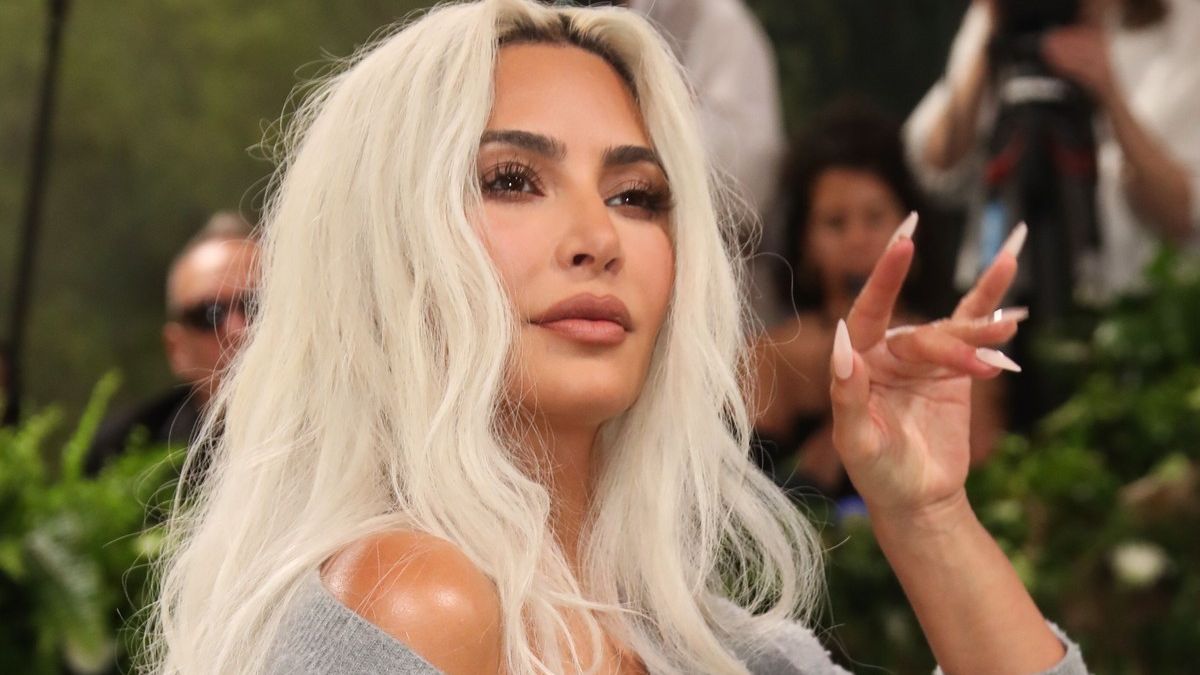 Kim Kardashian podle expertky podstoupila další zákrok. Výplně má mít už i na hřbetech rukou