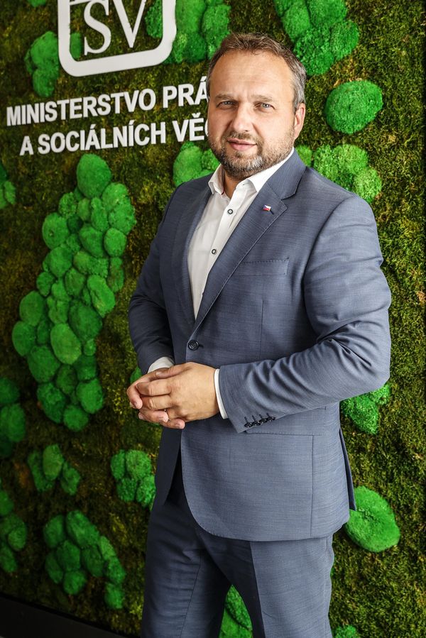 Opálený Jurečka si postěžoval na žně i na počasí: Fotit se u kombajnu umí každý, vzkázali lidoveckému ministrovi - fotka 1/1