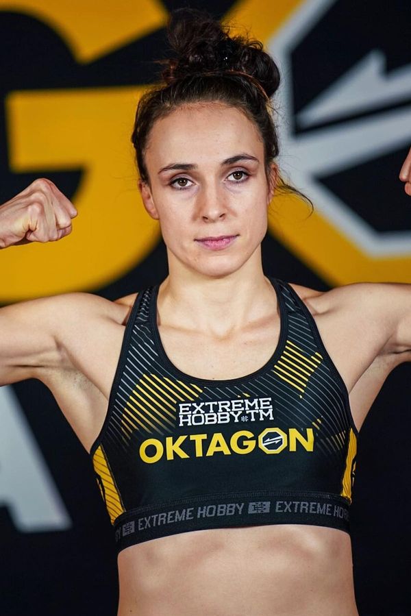 Po zápase MMA skončila v nemocnici. Lucie Pudilová je po operaci: Ruka zlomená na šesti místech i obvázané nohy - fotka 1/1