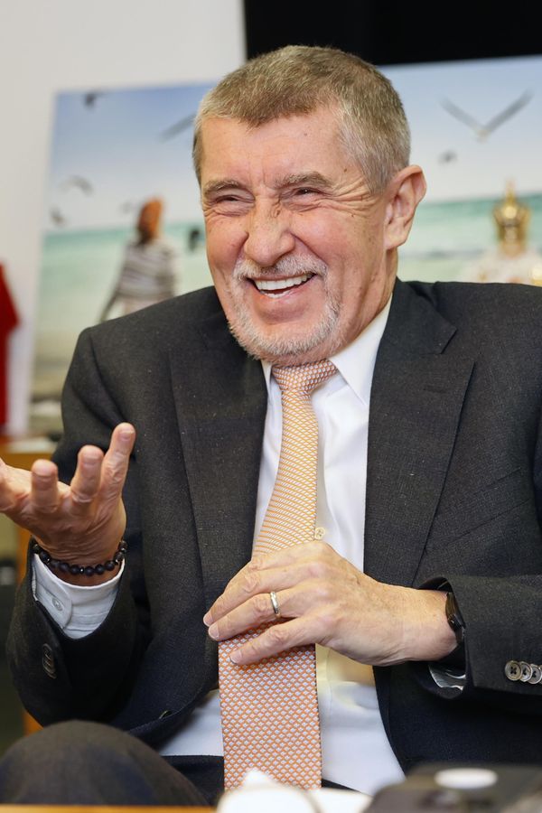 Pařba na majálesu, jízda metrem i Ice Bucket Challenge: Babiš řádí jako černá ruka. Nominoval Havlíčka i Schillerovou - fotka 1/1