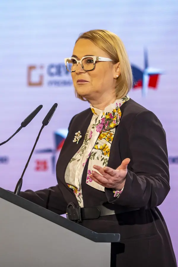 Jana Černochová vyrazila mezi vojáky rozkvetlá jako asijská zahrada: Z dálky to vypadalo, že oblékla legendární cibulák - fotka 1/1