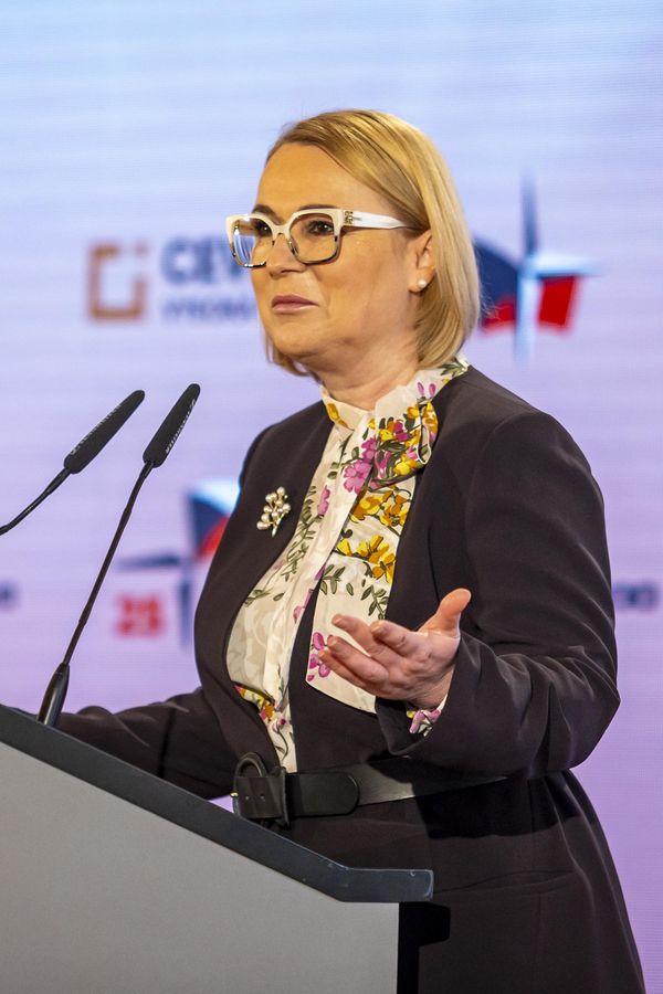 Jana Černochová vyrazila mezi vojáky rozkvetlá jako asijská zahrada: Z dálky to vypadalo, že oblékla legendární cibulák - fotka 1/1