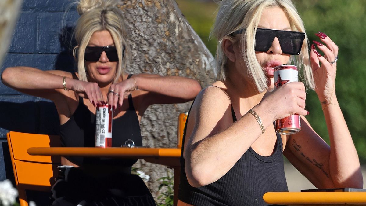 Máme se smát, nebo plakat? Souboj Tori Spelling s plechovkou energeťáku aneb když normální rty a nehty nestačí