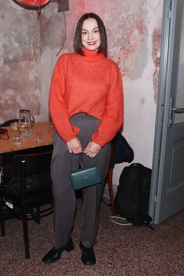 Kráska ze Zlaté labutě se zasnoubila. Fanouškům hned ukázala prsten s velkým kamenem - fotka 1/1