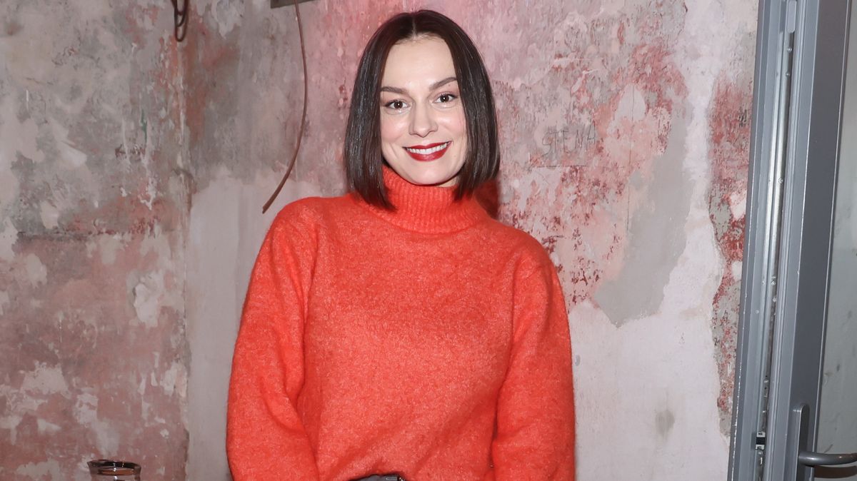 Kráska ze Zlaté labutě se zasnoubila. Fanouškům hned ukázala prsten s velkým kamenem