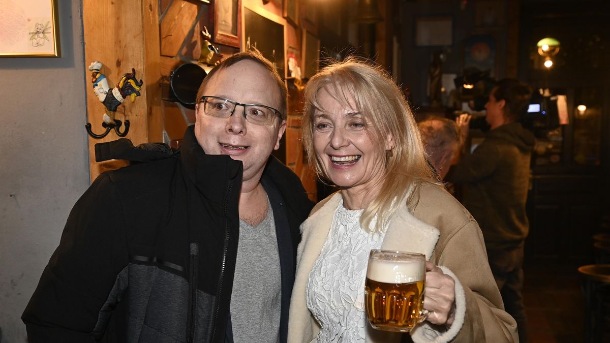 Takhle zpěváky a herce běžně neuvidíte: Žilková řádila jako černá ruka, panáky lámala Obermaierová a Vyskočil