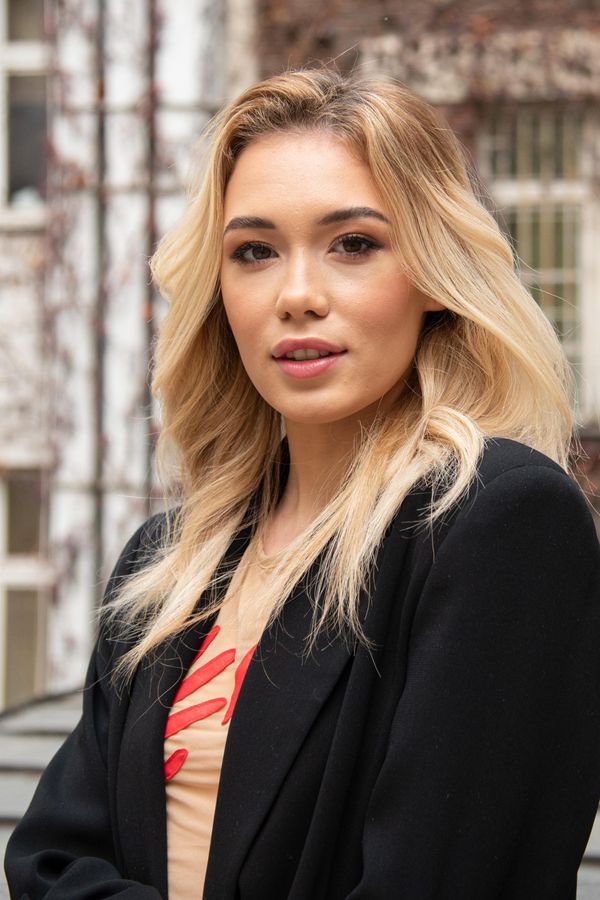 Živí se tělem, ale tohle ukázala poprvé: Mladá pornoherečka Rika Fane odhalila své tělo a popraskané břicho po porodu - fotka 1/1