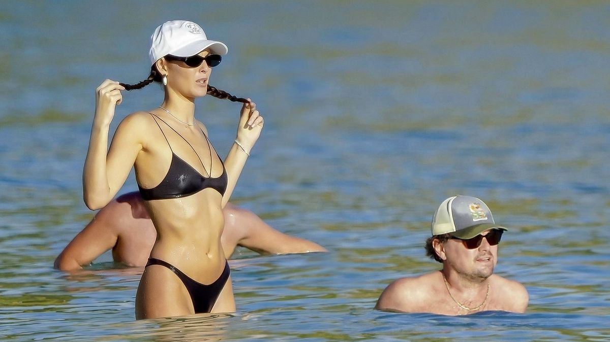 Leo DiCaprio v Karibiku předvedl muskulaturu v plavkách, jeho přítelkyně pozadí rovnou v tangách!