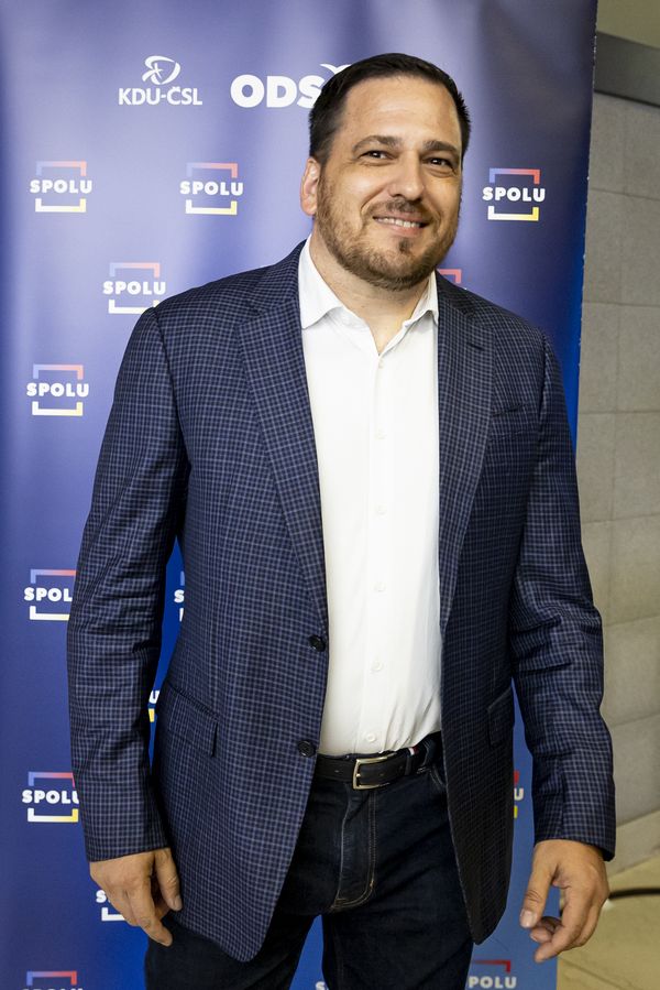 Europoslanec Zdechovský vyhrál v loterii skoro milion. Někdy štěstí sedne i na vola, smějí se lidé. Politik udělal hezké gesto - fotka 1/1