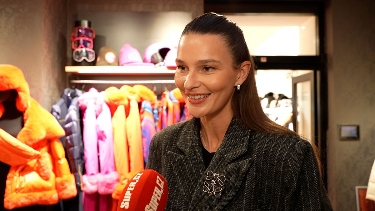 Válela sudy po koberci a ukazovala, jak umí plavat: Rozkošná dcera Nikol Švantnerové řádila na přehlídce jako černá ruka