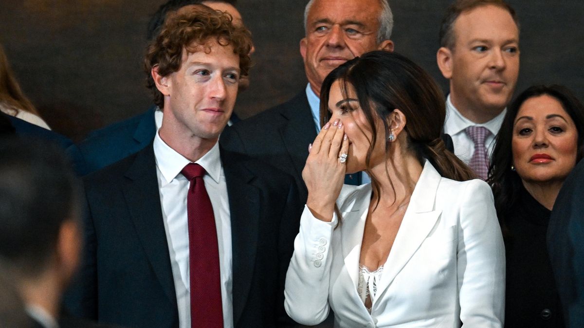 Mark Zuckerberg přistižen při činu! Jeho stydlivý pohled do výstřihu snoubenky Bezose se stal hitem internetu