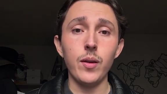 Tiktoker žaluje expřítelkyni kvůli rozchodu: Dala mu kopačky v dopise a zmizela