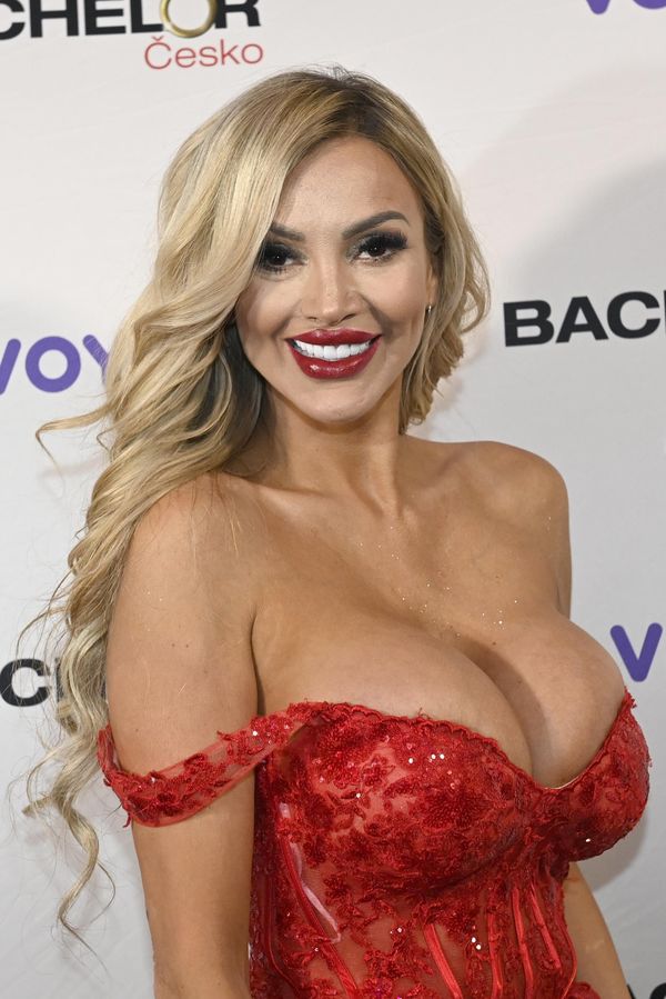 Miniaturnější šortky už nevyrábí! Bobina z Bachelora se pořádně odvázala a ukázala dokonalý zadeček - fotka 1/1