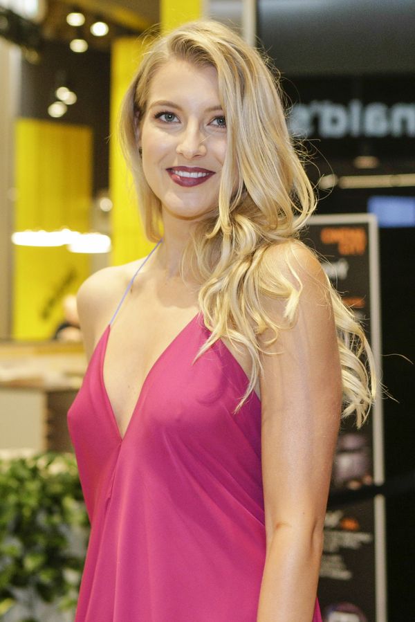 U spodního dílu se jí potrhaly nitě a slezla barva: Jitka Nováčková se ve stejných plavkách vystavuje už od roku 2015! - fotka 1/1