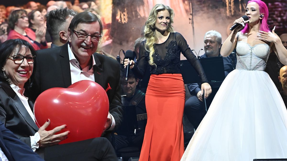 Ne galakoncert, ale velekoncert: 70 skladatele si užily zpěvačky v sexy modelech i Schillerová s dcerou
