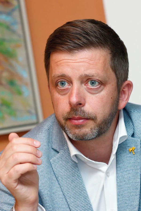 Poničená socha Beneše v Brně a hákové kříže na výloze v Chebu: Vít Rakušan ukázal na viníka, budete se divit - fotka 1/1
