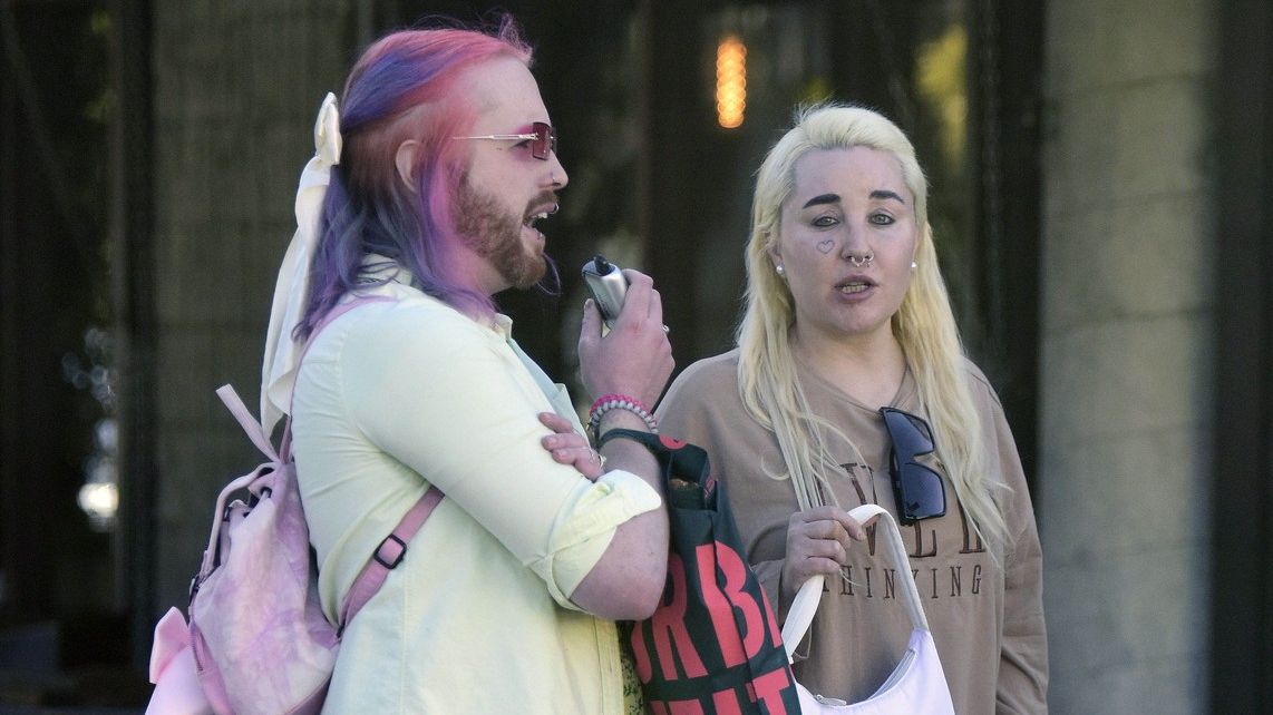 Někdejší hvězda Amanda Bynes spatřena v ulicích LA: S kamarádem v sukni a mastnými vlasy opět děsí fanoušky