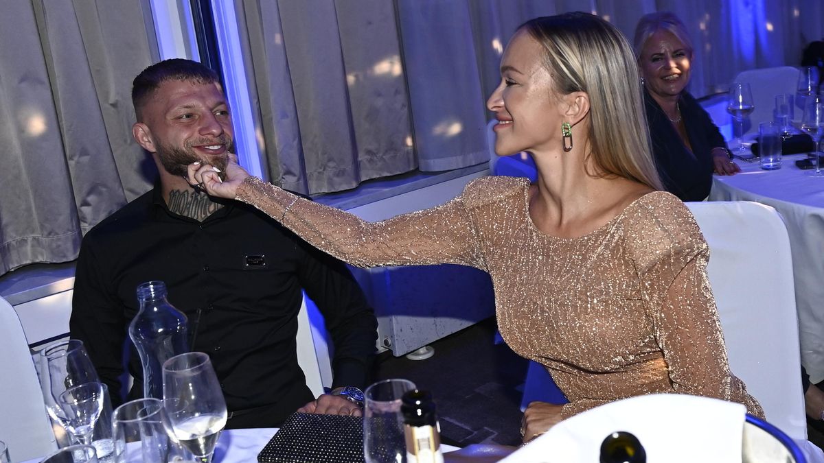 Poprvé na veřejnosti s novým milencem! Nela Slováková vyvedla na ples potetovaného zápasníka MMA