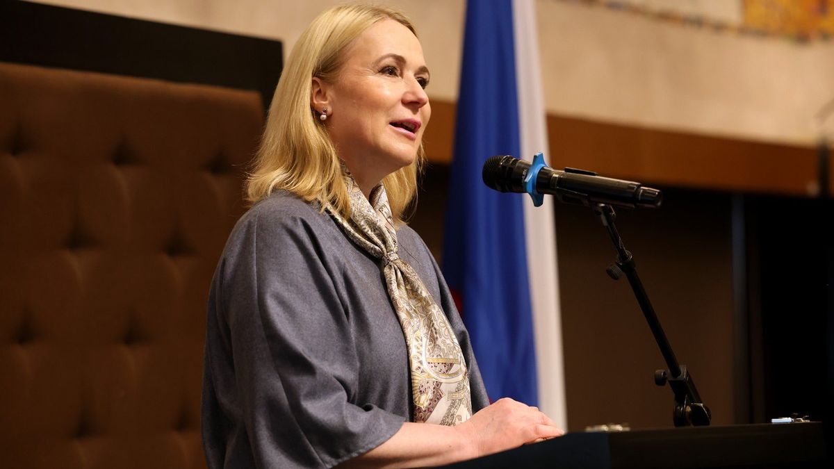 Helou, dýr ejžan frendz: Jana Černochová svou angličtinu na cestě po Asii maskuje za luzné tóny