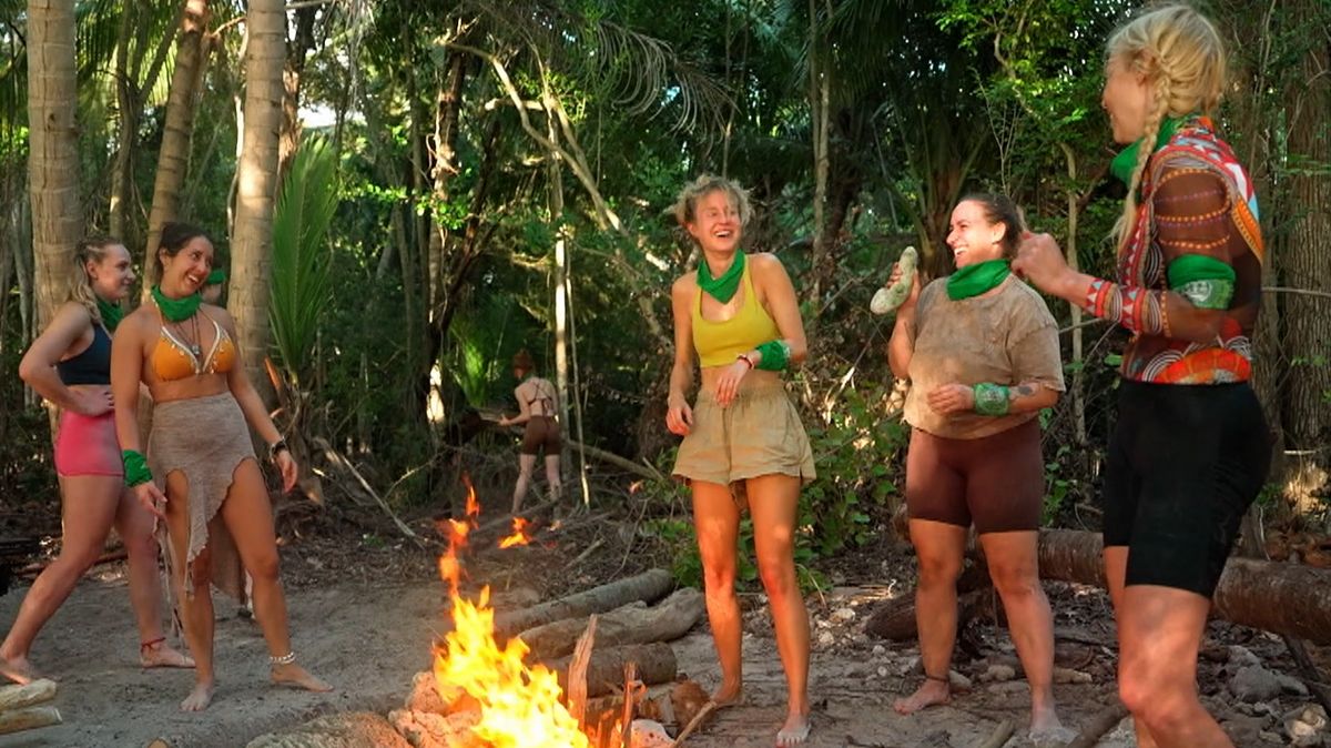 O erotické fantazírování hráčky Survivoru zatím nepřišly! Kamenné „dildo“ si postavily k přístřešku