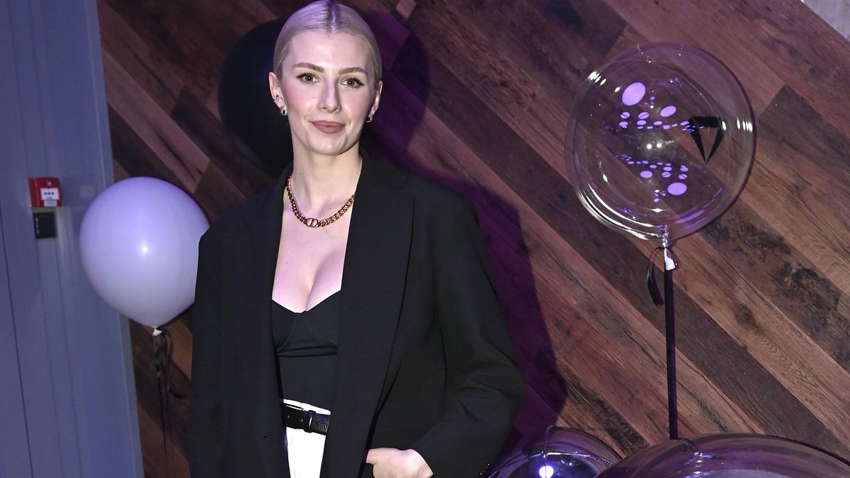 Vítězka první řady Love Islandu Laura poprvé od porodu ve společnosti. Ukázala obří dekolt