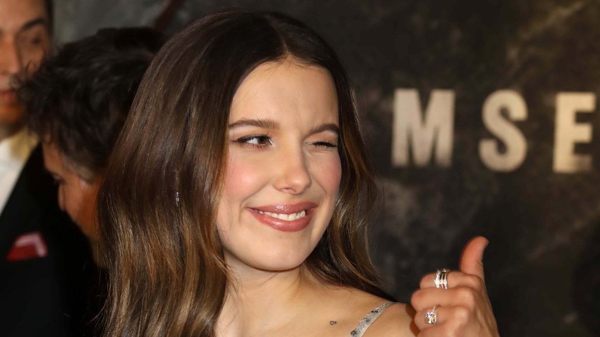 Místo přání k narozeninám se odbarvená hvězda Stranger Things dočkala kritiky. Pornohvězda i druhá Tori Spelling
