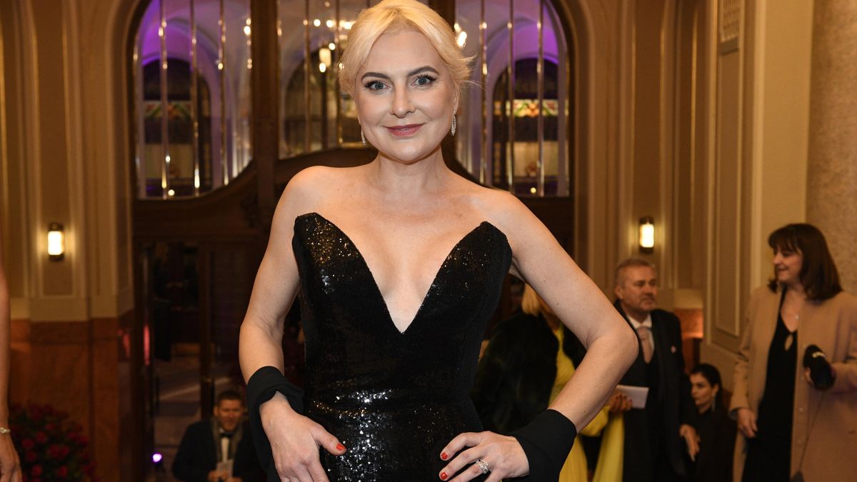 Výstřih jí sahal až na břicho: Že jí vypadnou ňadra, se Bára Nesvadbová nebála, ale nemohla dýchat