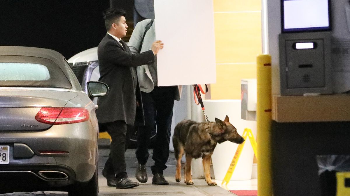 Ben Affleck vyladil maskovací manévry k dokonalosti: Do kanceláře přišel s asistentem, jenž mu kryje obličej