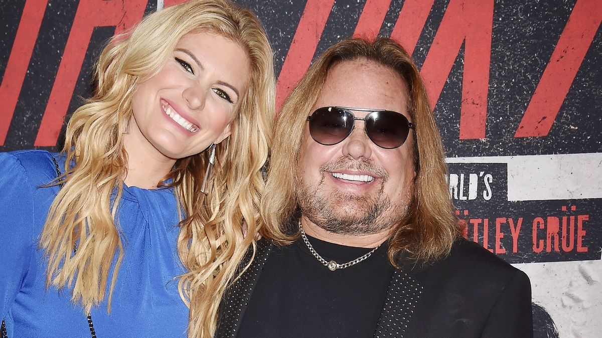 Při havárii letadla frontmana Mötley Crüe zemřel pilot. Přítelkyně zpěváka leží v nemocnici. Kapela vydala prohlášení