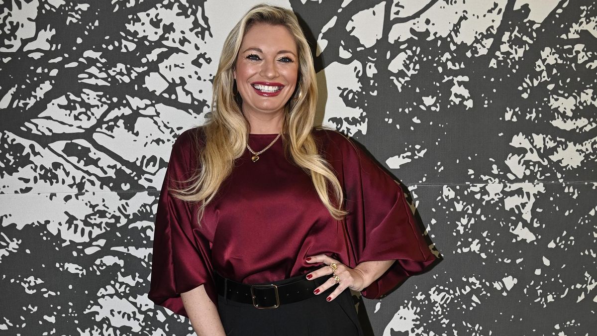 Lucie Borhyová u moře předvedla křivky a parádní zadeček. Partner ji vyšlehal velmi originální pomlázkou