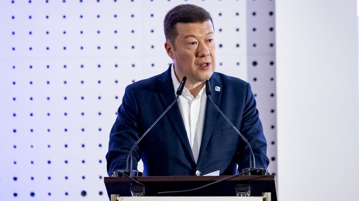 Glosa: SPD vsadila na AI a zhmotnilo se peklo plné kýče. Okamura brnkající na kytaru kupodivu není tím nejhorším