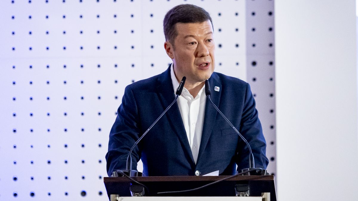 Glosa: SPD vsadila na AI a zhmotnilo se peklo plné kýče. Okamura brnkající na kytaru kupodivu není tím nejhorším