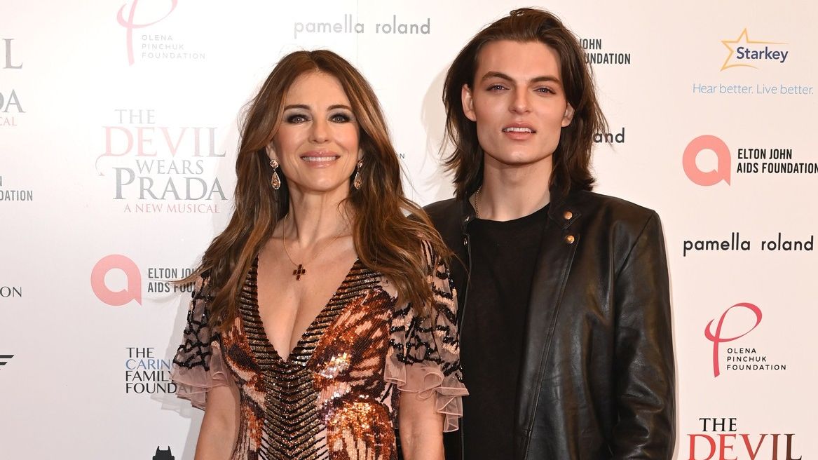 Liz Hurley (59) předvedla křivky v plavkách. Kritizují ji kvůli synovi, který ji fotí a natočil i její lesbickou scénu
