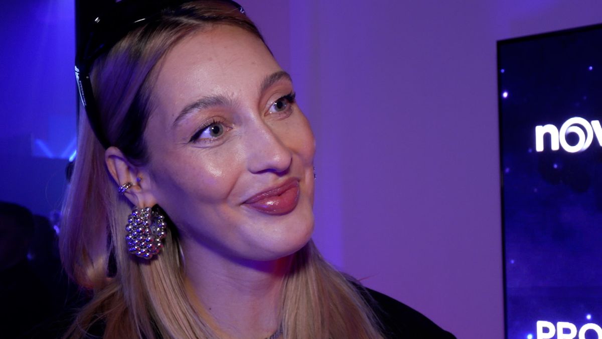 V 8. měsíci má jen 8 kilo navíc: Kundosaki ukázala na party zcela odhalené bříško. Top jí končil těsně pod vnadami