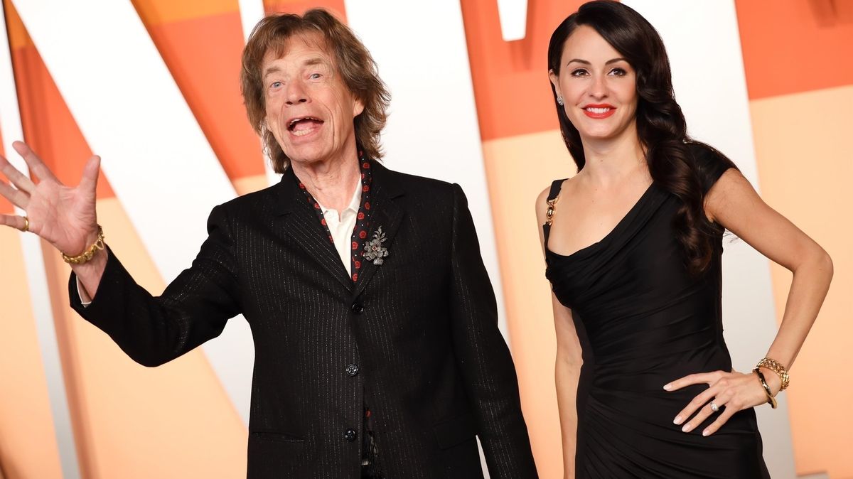To není vnučka: Mick Jagger na Oscarech zářil po boku o 44 let mladší snoubenky, s níž má osmiletého syna