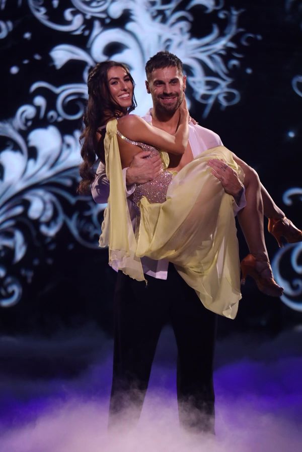 Láska z taneční soutěže: Sestra Sáry Donutilové se zasnoubila na romantické dovolené. Bude si brát fešáka z Love Islandu - fotka 1/1